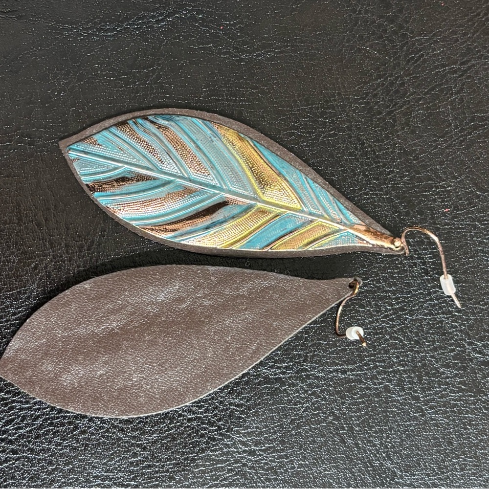 💥2/$24 or 3/$30💥 Boho Style Jade, Brown, and Gold Dangling Leaf Earrings. NWT - Picture 3 of 5
